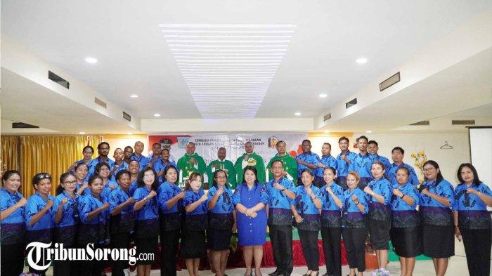 Badan Pengurus Lembaga Pembinaan dan Pengembangan Pesta Paduan Suara Gerejani Katolik Daerah (LP3KD) Kota Sorong periode 2023-2028 foto bersama dengan para imam, Rabu (23/10/2024).