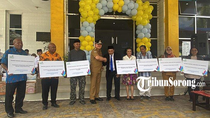 Penyaluran program Tanggung Jawab Sosial dan Lingkungan (TJSL) oleh Pj Wali Kota Sorong Bernhard E Rondonuwu kepada tujuh penerima manfaat dengan total mencapai Rp800 juta.