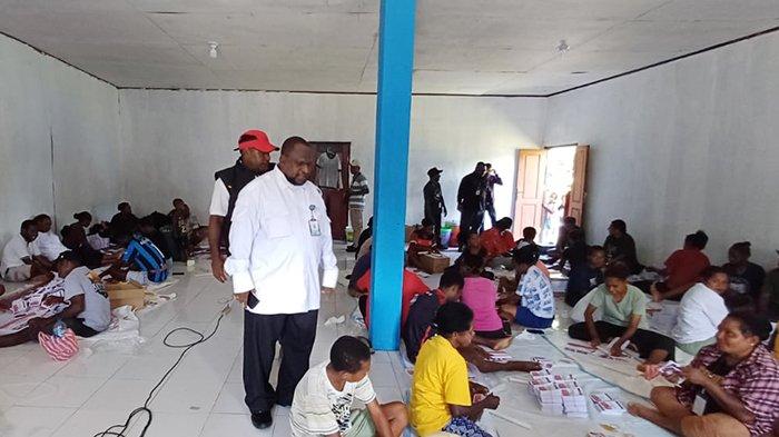 Pj Sekda Maybrat Ferdinandus Taa mengecek penyortiran surat suara untuk Pemilihan Gubernur dan Wakil Gubernur Papua Barat maupun Pemilihan Bupati dan Wakil Bupati Maybrat serta kesiapan logistik Pilkada 2024 di Kampung Fiane, Distrik Ayamaru Tengah, Rabu (30/10/2024).