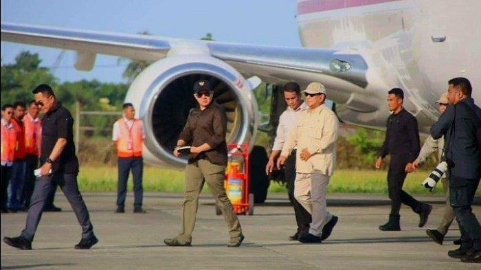 KUNKER - Presiden Republik Indonesia, Prabowo Subianto bersama rombongan tiba di Bandara Mopah Merauke, Provinsi Papua Selatan. Kedatangan Prabowo Subianto ke Provinsi Paling Ujung Timur Indonesia itu untuk meninjau program cetak sawah atau lahan pertanian di Kabupaten Merauke, Provinsi Papua Selatan, Minggu (3/11/2024).