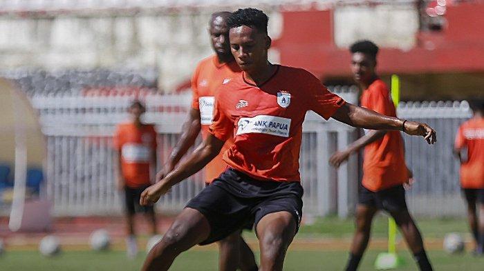 Persipura Jayapura bersiap melawan Persipal Palu di Stadion Mandala, Jayapura, Papua, Sabtu (9/11/2024)