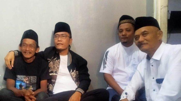 Sun Haji, pedagang es teh asal Grabag, Magelang didatangi oleh Gus Miftah setelah videonya viral di media sosial, Rabu (4/12/2024). Gus Miftah datang dari Jakarta untuk meminta maaf kepada Sun Haji lantaran candaanya ke penjual es teh itu viral di media sosial