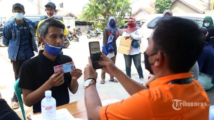 Ilustrasi penerimaan bansos yang diberikan pemerintah Indonesia kepada masyarakat kurang mampu.