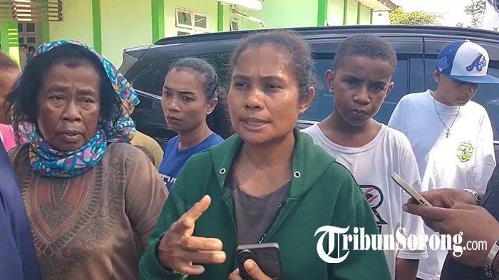 Amina Latale, ibunda korban memberikan keterangan kepada para wartawan di RSUD Sele Be Solu, Kota Sorong, Papua Barat Daya, Minggu (12/1/2025).