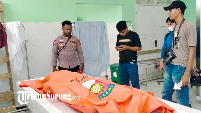 Mayat perempuan tanpa busana di Pantai Saoka, Distrik Maladu Mes, Kota Sorong, Papua Barat Daya dievakuasi ke RSUD Sele Be Solu, Minggu (12/1/2025).