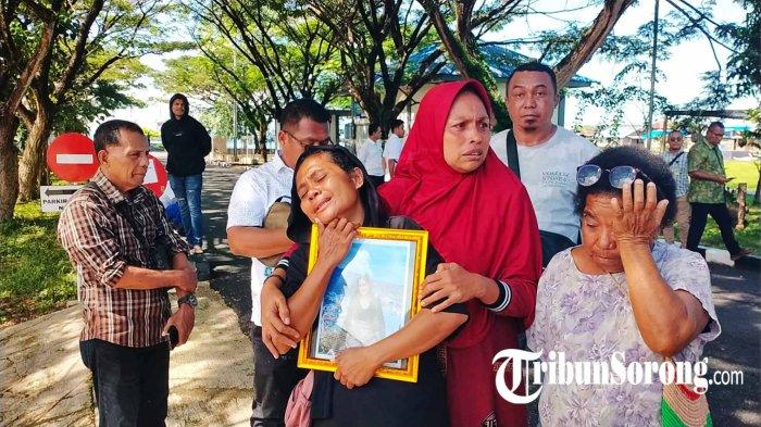 Tangis ibunda Kesya Irena Yola Lestaluhu pecah saat melihat wajah oknum TNI AL Kelasi I berinisial A saat gelar rekonstruksi di Lantamal XIV Sorong.