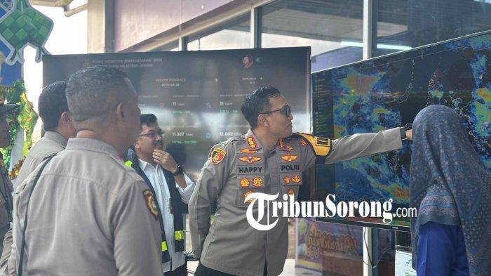 PANTUAN ARUS MUDIK - Kapolresta Sorong, Kombes Pol Happy Perdana, meninjau langsung Posko Mudik di Bandara Domine Eduard Osok (DEO) Sorong, untuk memastikan kesiapan personel serta kelancaran arus mudik Lebaran 2025, Jumat (28/3/2025).
