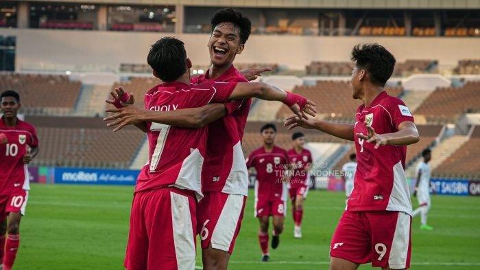 TIMNAS INDONESIA LOLOS PIALA DUNIA U17 - Gelandang Timnas U17 Indonesia, Evandra Florasta (tengah) merayakan gol setelah membobol gawang Yaman U17 dalam laga kedua Grup B Piala Asia U17, Senin (7/4/2025).
