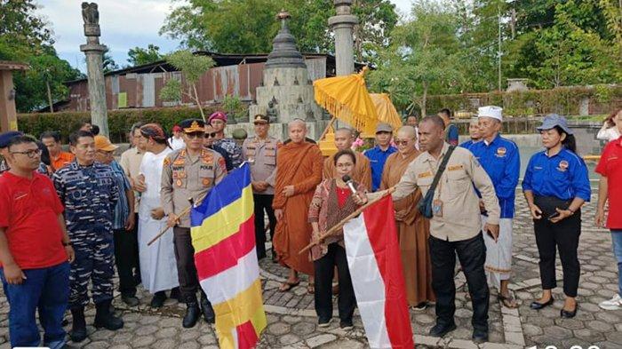 PAWAI WAISAK 2025 - Kepala Badan Kesatuan Bangsa dan Politik (Kesbangpol) Papua Barat Daya Sellvyana Sangkek mewakili Gubernur Elisa Kambu membuka sekaligus melepas peserta Pawai Waisak 2025 di Wihara Buddha Sasana Aimas, Kabupaten Sorong, Sabtu (10/5/2025).