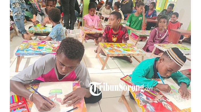 MENGGAMBAR - Anak-anak Kampung Kuruwato, Distrik Aimas, Kabupaten Sorong, Papua Barat Daya menggambar pada rangkaian kegiatan yang diselenggarakan Komunitas All Sport Sorong bertajuk 