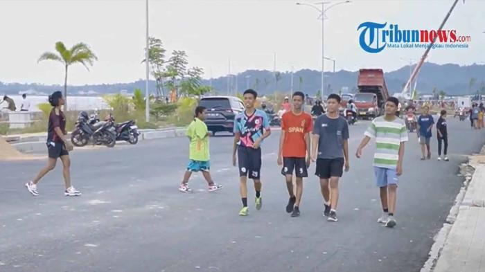 PANTAI REKLAMASI - Warga Kota Sorong jogging di Pantai Reklamasi setiap sore hari. Tapi kali ini BMKG imbau tidak beraktivitas di sepanjang garis pantai, termasuk biasa jogging sore untuk waspada potensi tsunami, Rabu (30/7/2025).