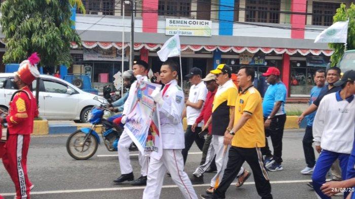 Anggota DPR RI Roberth Joppy Kardinal ikut jalan sehat bersama kepala sekolah, dewan guru dan pelajar SMAN III.