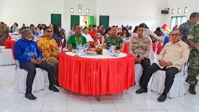 Duduk bersama Bupati Raja Ampat, Abdul Faris Umlati Ketua DPRK, Kapolres, Dandim Lama dan Dandim baru.