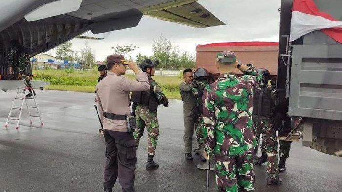 Evakuasi jenazah Pratu Agung korban penembakan KKB di Dekai ke Jakarta melalui Sorong, Selasa (22/8/2023).