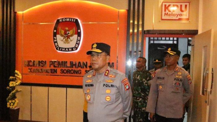 Kapolda Papua Barat saat meninjau Kantor KPU Solong Selatan.