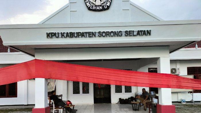 Tampak anggota polisi berpakaian preman saat melakukan penjagaan di Kantor KPU Sorong Selatan