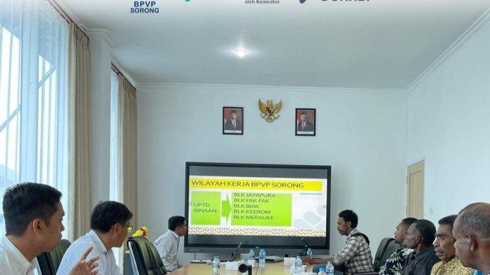 Kepala BPVP Sorong Rahman Arsyad bersama dengan subkoordinator Pemberdayaan dan SubKoordinator Penyelegaraan Pelatihan Mika Bungin.