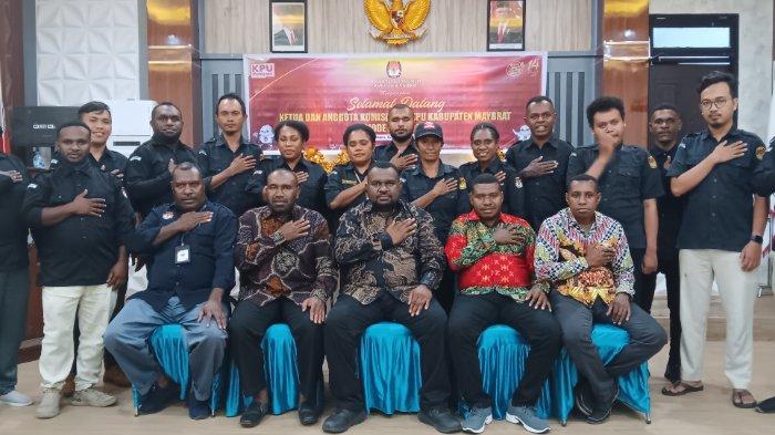 Foto bersama Komisioner KPUD Maybrat bersama staf sekretariat KPUD Selasa (2/8/2023)