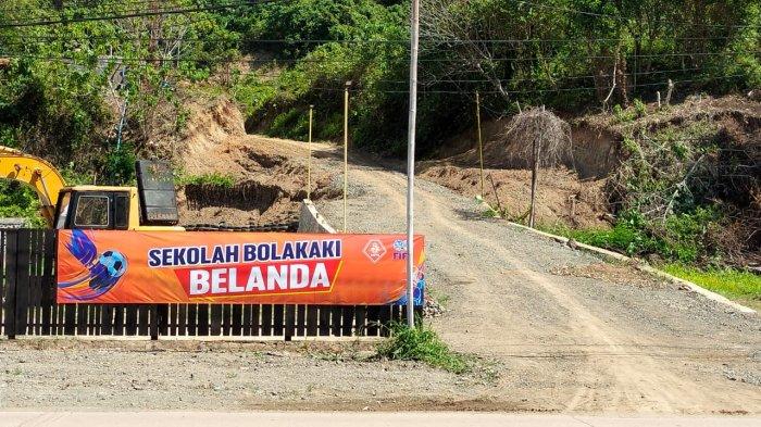 Lokasi pembangunan sekolah bola kaki Belanda di Jalan Obet Mubalus, Saoka, Distrik Sorong Barat, Kota Sorong Papua Barat Daya.