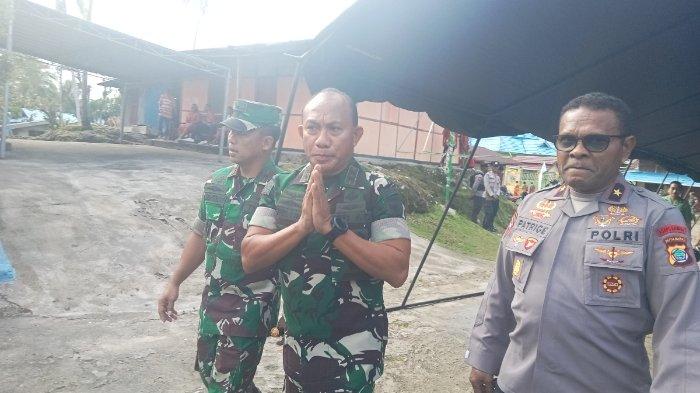 Pangdam Kasuari Maijen Gabriel Lema saat diberkati uskup Merauke