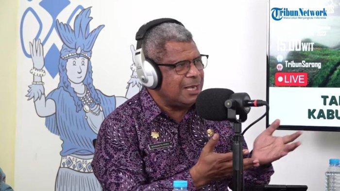 Mousche W. J. Woria, Kepala Bapeda Litbang Kabupaten Tambraw dalam siniar The Leaders di kanal YouTube TribunSorong.