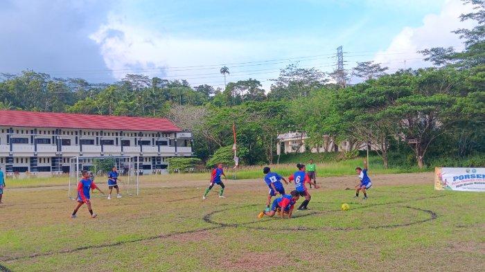 Pertandingan Futsal Putri Antara Tim Syaloom Klamalu Melawan Tim Aifata Mariat Pantai di Lapangan Bola SMA Bethel, Kabupaten Sorong.