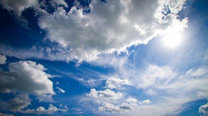 Prakiraan cuaca Kota Sorong hari ini berawan, waspadai gelombang tinggi di sejumlah wilayah.