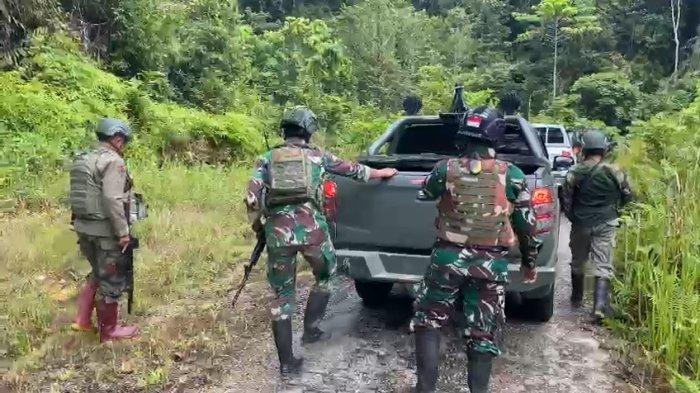 Satgas Ops Petik Bintang jalan kaki mengawal tim Komnas HAM saat masuk di wilayah Distrik Aifat Timur jauh, Kabupaten Maybrat, Papua Barat Daya Rabu (26/7/2023).