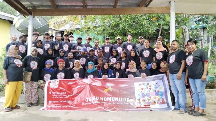 Sukarelawan Pandawa Ganjar serahkan peralatan olahraga dan bersilaturahmi dengan Komunitas Pemuda Fak-Fak