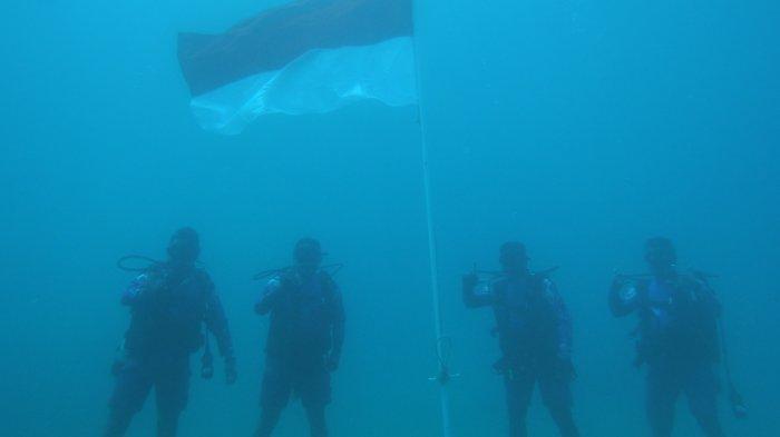 TNI AL lakukan pengibaran bendera merah putih di dasar laut  Tanjung Saoka Kota Sorong, Papua Barat Daya.