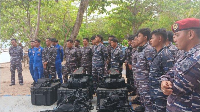 TNI AL lakukan pengibaran bendera merah putih di perairan Tanjung Saoka Kota Sorong, Papua Barat Daya.