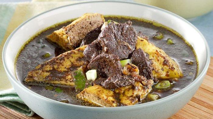 Resep membuat rawon daging sapi yang lezat.