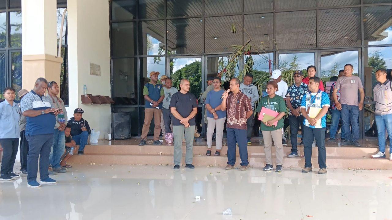 DBH Migas Disoal, Masyarakat Adat Moi Protes dan Palang Kantor Bupati Sorong: Pemkab Siap Audiensi - Tribunsorong.com
