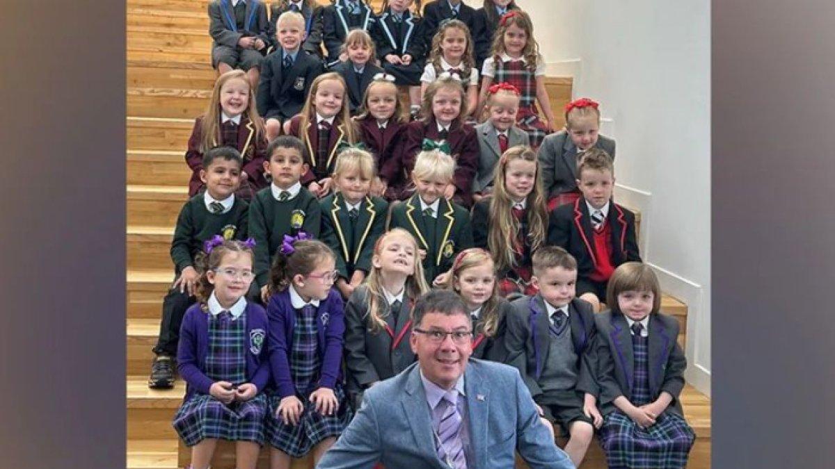 17 pasang anak kembar berkumpul di St Patrick Primary School, Greenock.