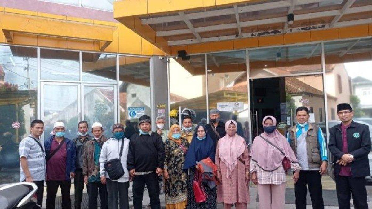 ASTAGFIRULLAH Jemaah Umrah di <a href='https://manado.tribunnews.com/tag/garut' title='Garut'>Garut</a> Pingsan Saat Tahu Kena Tipu, Sertifikat Tanah Melayang