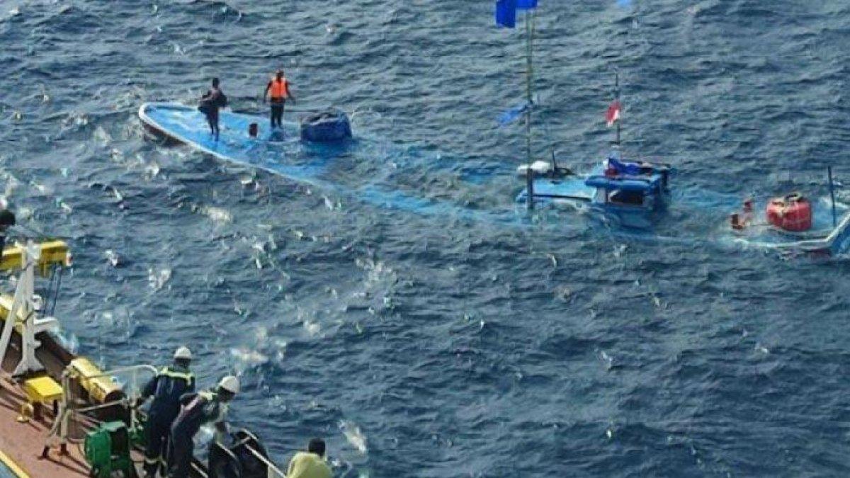 Kapal Motor atau KM Sultan Meulaboh ternyata tenggelam akibat mengalami kebocoran, akibatnya tiga nelayan terombang-ambing di tengah laut selama 11 hari. Ketiga nelayan Aceh itu berhasil dievakuasi oleh Tim SAR ke Pelabuhan Ulee Lheue, Banda Aceh, Jumat (12/1/2024) dini hari pukul 01:40 WIB.