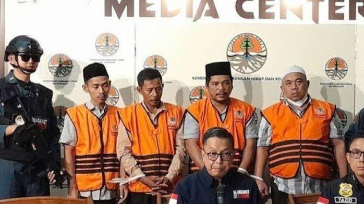 4 orang warga Tangerang ditetapkan tersangka atas kasus pencemaran udara Jakarta, antara lain MA (39 tahun), HI (48 tahun), S (50 tahun), dan MK (40 tahun).