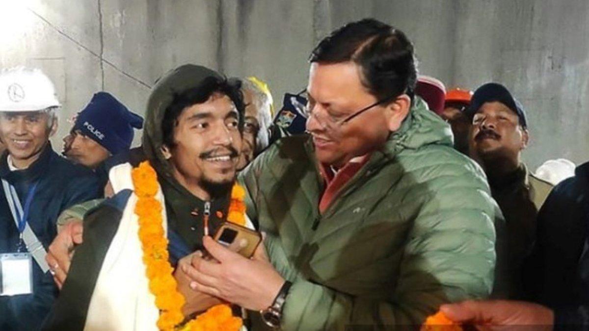 Foto yang dirilis oleh Departemen Informasi dan Hubungan Masyarakat (DIPR) Uttarakhand dan diambil pada tanggal 28 November 2023 ini, menunjukkan seorang pekerja konstruksi (kiri) berinteraksi dengan Menteri Utama Uttarakhand Pushkar Singh Dhami (kanan) setelah penyelamatannya dari dalam terowongan Silkyara yang sedang dalam tahap pembangunan selama operasi penyelamatan para pekerja yang terperangkap setelah sebuah bagian terowongan ambruk di distrik Uttarkashi di negara bagian Uttarakhand, India. Tim penyelamat India pada tanggal 28 November mulai mengeluarkan orang pertama dari 41 orang yang terjebak selama 17 hari di balik berton-ton tanah di dalam terowongan jalan Himalaya setelah operasi rekayasa maraton untuk membebaskan mereka.
