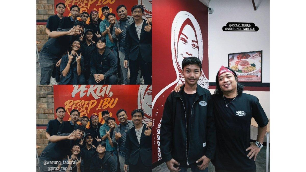 5 cuplikan Praz teguh dan Qorry buka warung makan Padang, Sambut pengunjung resto