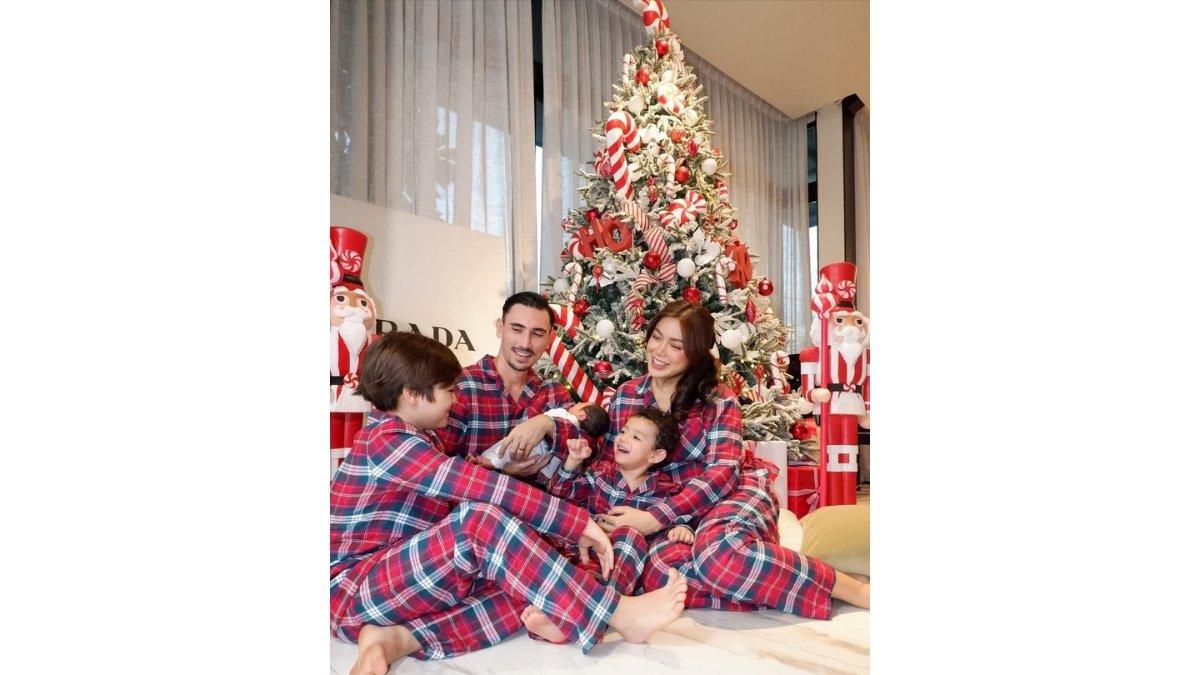 Jessica Iskandar merayakan Natal bersama keluarganya.