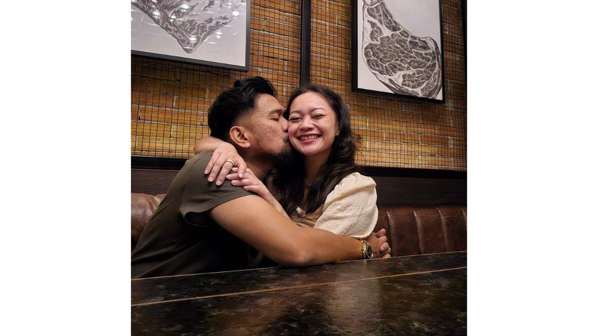 5 kemesraan Imam Darto dan Tika rayakan anniversary ke-17 tahun, Pamer mesra tak henti-henti