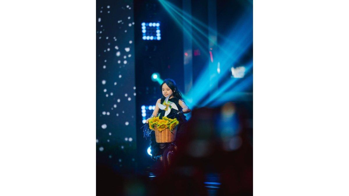 5 momen bangga Gempita Nora Marten tampil bersama Sal Priadi, Datang dengan sepeda penuh bunga