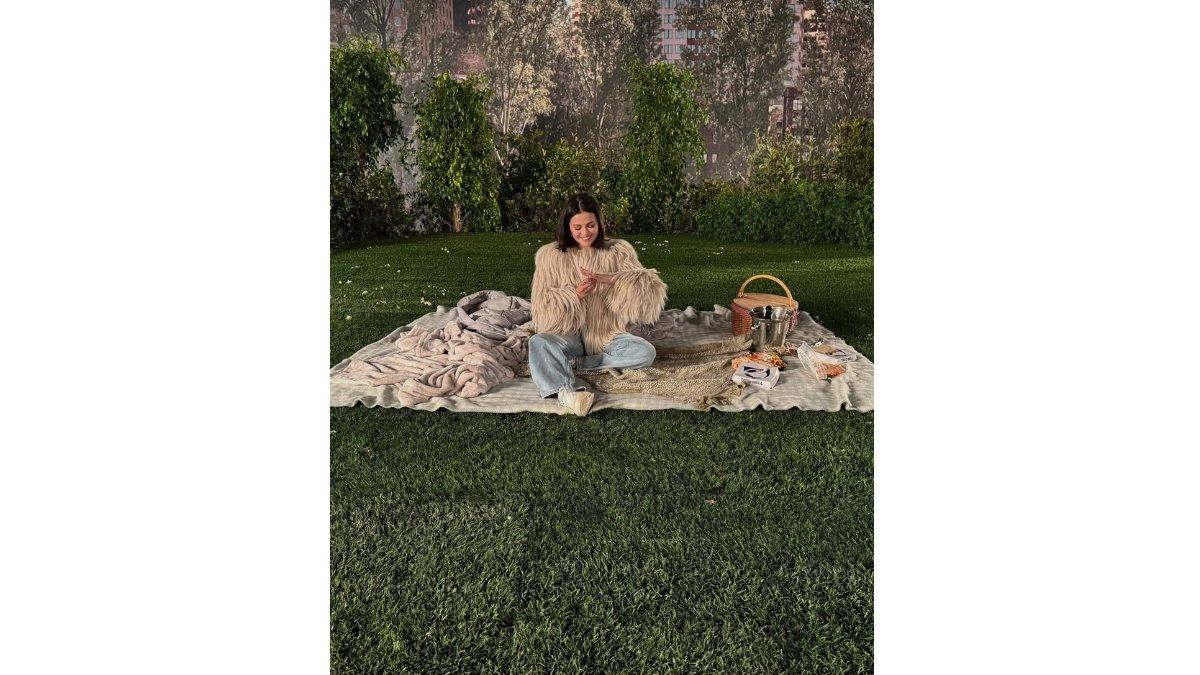 5 momen intimate Selena Gomes dilamar Benny Blanco, Lesehan di taman hijau