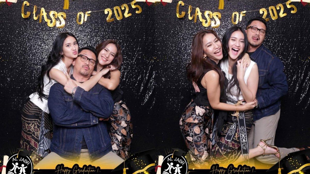 Momen kebersamaan Ferry Maryadi dan Risma Nilawati di hari kelulusan Harleyava Princy.