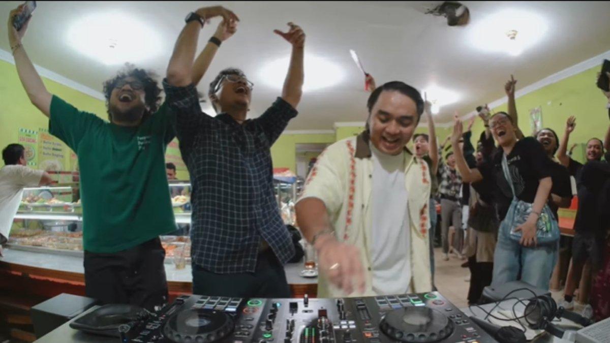 5 potret Dipha Barus collab dengan Kunto AJi dan The Adams bertajuk 