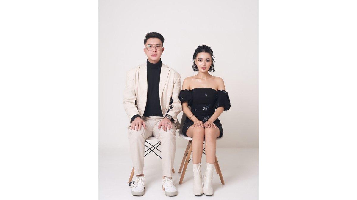 5 potret Wika Salim dan Max Adam lakukan pemotretan bersama, Pose duduk kaku