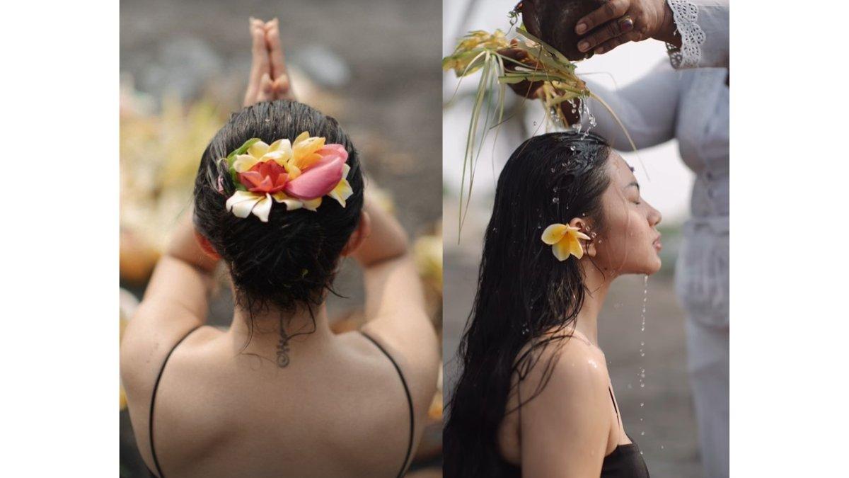 5 unggahan Ariel Tatum melukat bersama Ibu Mangkunya di Bali, Siraman adat Bali