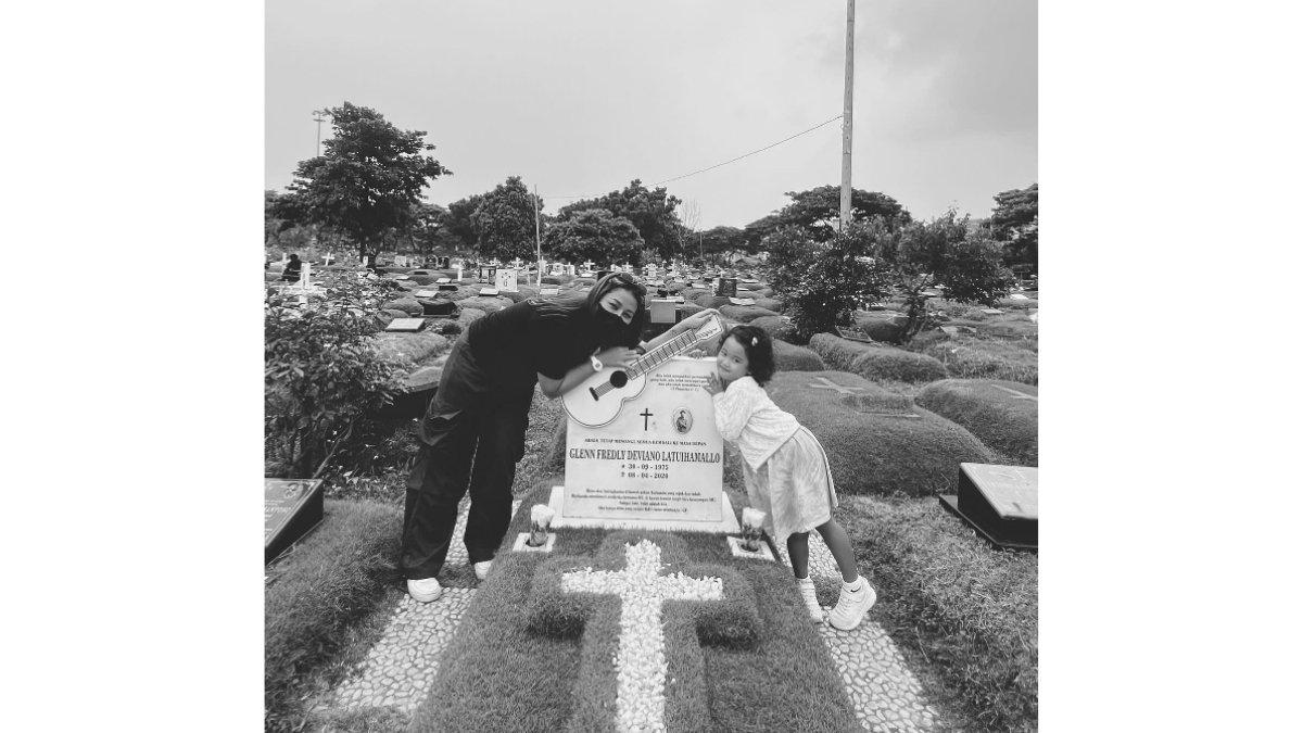 5 unggahan Gewa Atlana rilis lagu untuk kenaqng sang ayah, Ziarah ke makam ayah