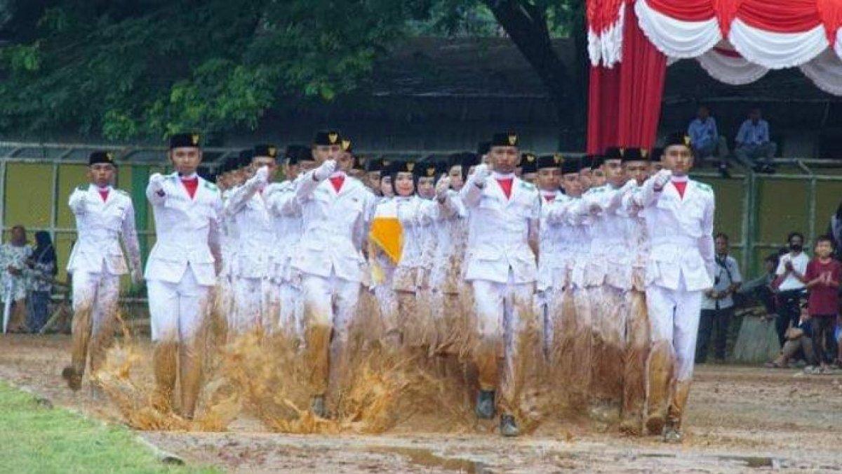 64 anggota Paskibra sukses mengibarkan Sang Merah Putih di lapangan penuh lumpur Stadion HM Nurdin, Kecamatan Padangsidimpuan, Sumatera Utara, Kamis (17/8/2023)