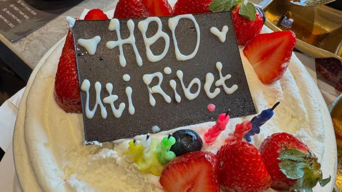 7 foto Fuji Utami kini rayakan ulang tahun tanpa bersedih, Dapat kue dengan tulisan lucu